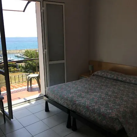 Konukevi Baia Dei Gabbiani *